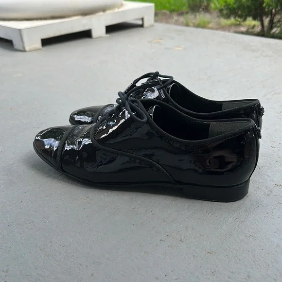 Tory Burch patent leather lace up oxford shoe 8 - Picture 1 of 10